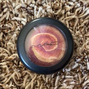 MAC mineralize eyeshadow “magnetic attraction”